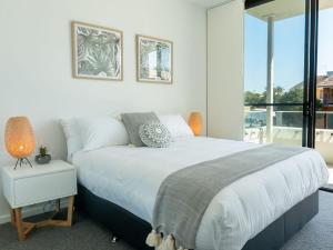 A bed or beds in a room at Rockpools 6