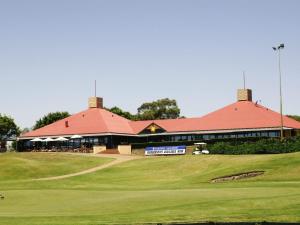 uitzicht op het clubhuis op de golfbaan bij Horizons Golf Club Villa 135 in Salamander Bay