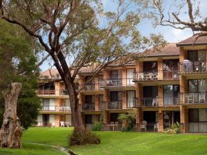 un condominio con balconi e cortile di Bay Parklands Unit 35 2 Gowrie Avenue a Nelson Bay