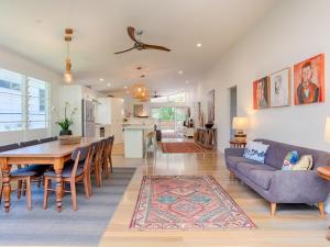 Χώρος καθιστικού στο Sunshine Beach House 14 Depper Street