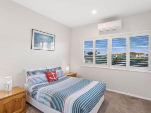 A bed or beds in a room at Boulder Bay Rd 1 2 Fingal Bay