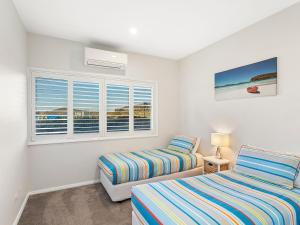 Ein Bett oder Betten in einem Zimmer der Unterkunft serenity at Fingal Bay 1
