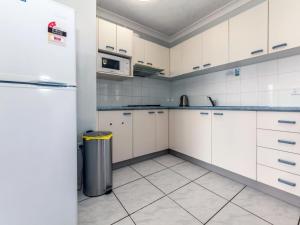 A kitchen or kitchenette at Castaways, Unit 1/17 Shoal Bay Road