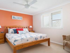 a bedroom with a bed and a window at Luskin Lodge Unit 15 29 Weatherly Close in Nelson Bay