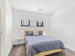 Postel nebo postele na pokoji v ubytování Maggies Place 46B Danalene Parade