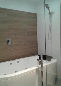 ein Badezimmer mit einer weißen Badewanne und einer Dusche in der Unterkunft Snow Gum Apartment 2 in Baw Baw Village