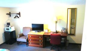 A television and/or entertainment centre at Budget Host Airport Inn