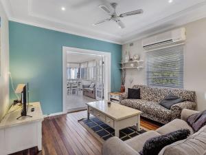 Χώρος καθιστικού στο Oscars Pet Friendly Beach House 14 Tomaree Road