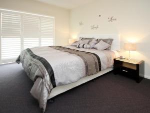une chambre avec un grand lit et une fenêtre dans l'établissement Pacific Blue Apartment 258, 265 Sandy Point Road, à Salamander Bay 19 autres photos