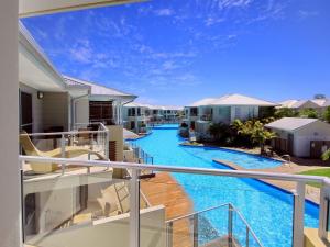 - une vue depuis le balcon d'une maison avec piscine dans l'établissement Pacific Blue Apartment 258, 265 Sandy Point Road, à Salamander Bay