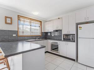 A kitchen or kitchenette at Pacific Drive, 54