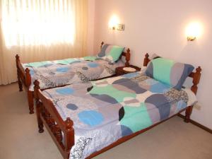 a bedroom with two twin beds and a window at Pacific Drive 89 in Fingal Bay