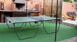 Instalaciones para jugar al tenis de mesa en Open House Hostel o alrededores