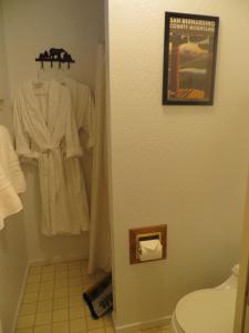 Kylpyhuone majoituspaikassa Donner Lake Inn B&B