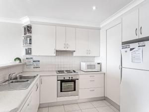 Kuchyň nebo kuchyňský kout v ubytování Collendina Unit 6 19 Kurrawa Close + 6 fotografií