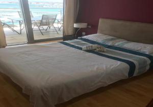 een bed in een slaapkamer met uitzicht op de oceaan bij SEA AIR OCEAN VILLAGE in Gibraltar