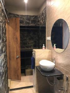 Enliven Homestay Alibag, Alibaug的一间浴室