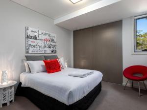 Tempat tidur dalam kamar di Aqua View by Jervis Bay Rentals