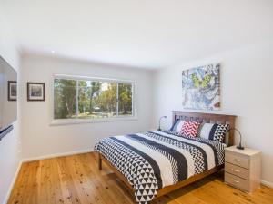 A bed or beds in a room at 17A Crescent St ULLADULLA