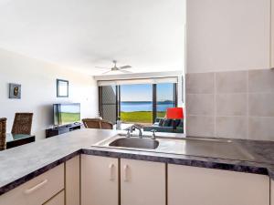 Η κουζίνα ή μικρή κουζίνα στο Harbourside Unit 2 7 Soldiers Point Road +11 φωτογραφίες