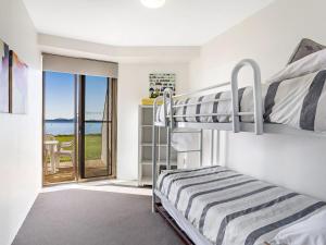 Ένα ή περισσότερα κρεβάτια σε δωμάτιο στο Harbourside Unit 2 7 Soldiers Point Road