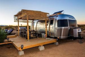 The fitness center and/or fitness facilities at JTHAVN - Joshua Tree Remote Airstream Swing bed Stargazing!
