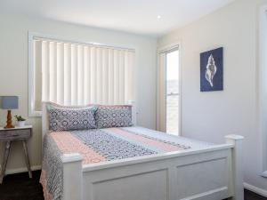 A bed or beds in a room at HARBOUR LIGHTS - Ulladulla
