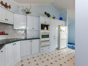A kitchen or kitchenette at Tah Villa, 1/68 Marine Drive
