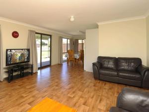 TV a/nebo společenská místnost v ubytování Family Getaway Shoal Bay