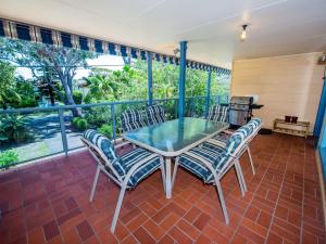a screened in porch with a table and chairs at Shoal Bay Avenue Unit 3 7 in Shoal Bay