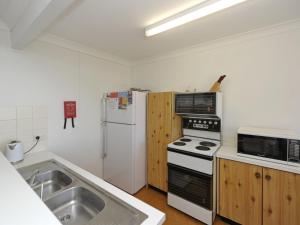 A kitchen or kitchenette at The Crest Unit 5 - Shoal Bay
