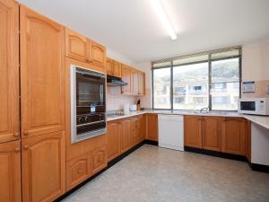 A kitchen or kitchenette at The Dunes, Unit 17/38 Marine Drive