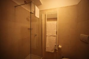 baño con ducha y puerta de cristal en AgriCostella Agriturismo Vieste, en Vieste