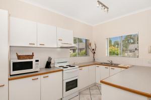 Kuchyň nebo kuchyňský kout v ubytování Clearwater Noosa Resort