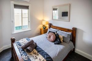 En eller flere senge i et værelse på Cabo’s On Currajong Warm, Cosy and Welcoming