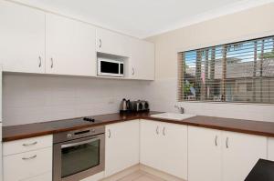 Kuchyň nebo kuchyňský kout v ubytování Clearwater Noosa Resort