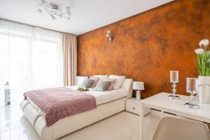 Un dormitorio con una cama grande y una mesa. en ArtApart Stare Miasto Wrocław, en Wroclaw 80 fotos más