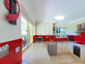 A kitchen or kitchenette at Pelican Beach House 2 Macleay Street