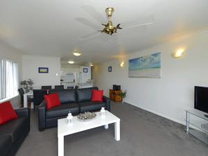Μια τηλεόραση ή/και κέντρο ψυχαγωγίας στο Sundeck Unit 9 51 Ronald Avenue