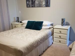 een slaapkamer met een bed met 2 nachtkastjes en een bed sidx sidx sidx bij Surfair Unit 1 24 Marine Drive in Fingal Bay