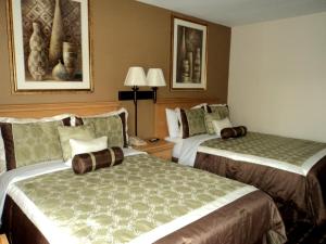 Postel nebo postele na pokoji v ubytování Americas Best Value Inn Near Downtown Nashville