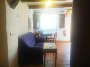 Room in Lodge - Rural accommodation with jacuzzi, barbecue ...