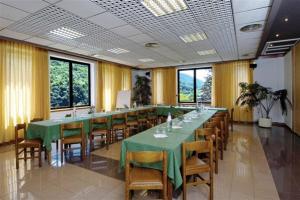 comedor grande con mesa larga y sillas en Albergo Ristorante Cicin, en Casale Corte Cerro
