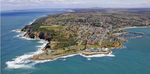 una vista aérea de una isla en el océano en Ocean Breeze, en Mossel Bay