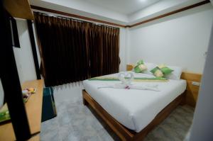 1 dormitorio con 1 cama con arco en Coconut Grove Hotel Samui, en Koh Samui 