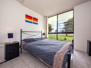 A bed or beds in a room at Villa Ellisa, Unit 1/10 Columbia Close
