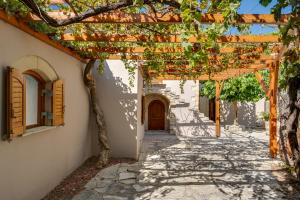 Budova, kde se apartmán nachází + 16 fotografií