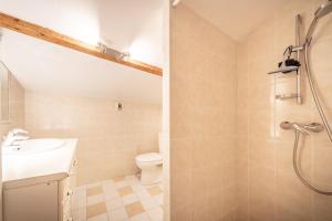 une salle de bains avec douche, toilettes et lavabo dans l'établissement le chalet d'auguste 2 à 12 personnes, à Morzine 43 autres photos