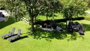 eine Aussicht über einen Park mit Bänken und einem Baum in der Unterkunft Gästehaus Kloibergütl in Sankt Gilgen
