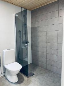 ein Bad mit einem WC und einer Glasdusche in der Unterkunft STAY Matinkylä Apartments in Espoo